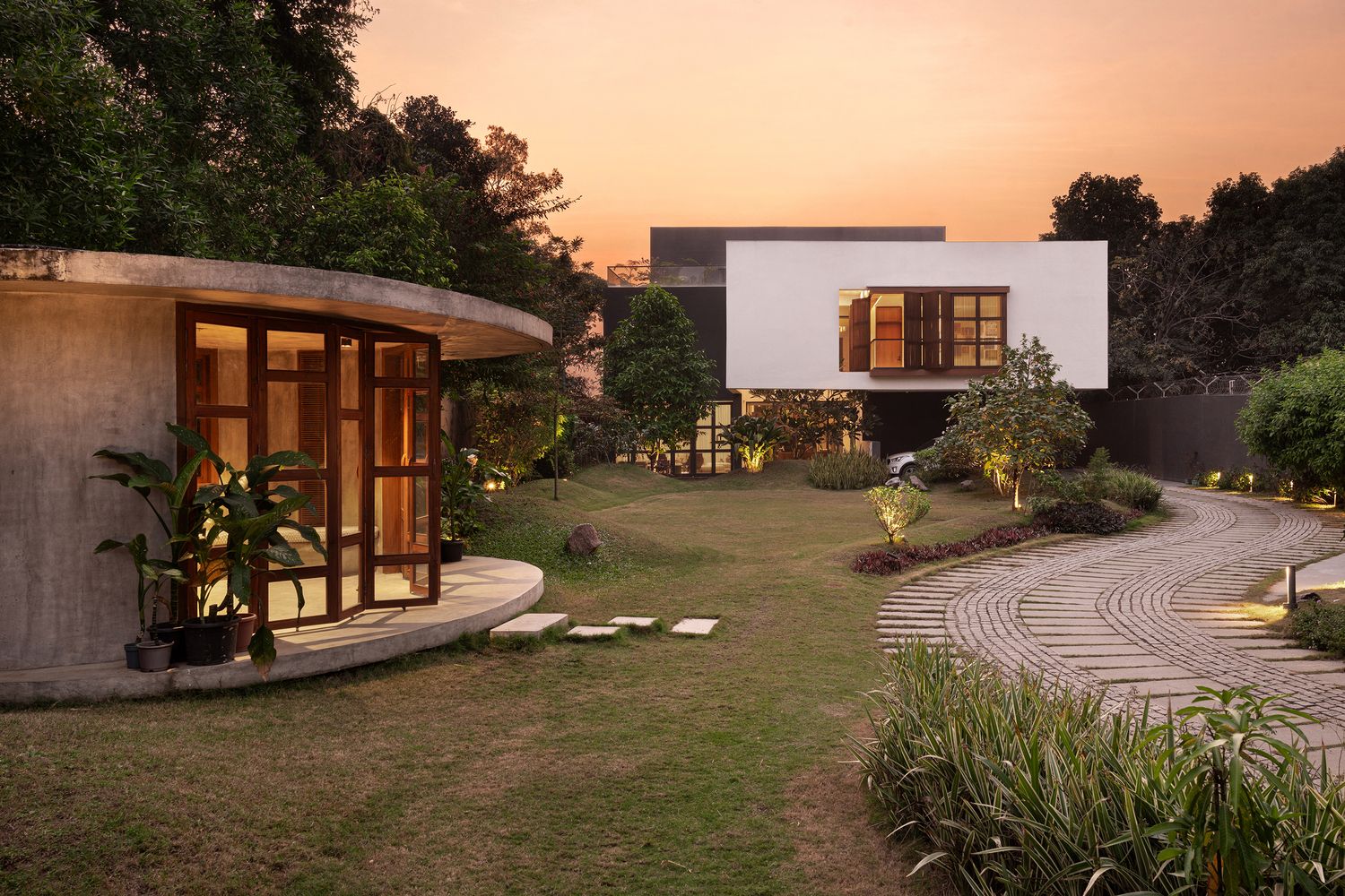 Propiedad con jardín al atardecer